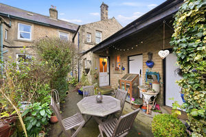 Rear courtyard garden- click for photo gallery